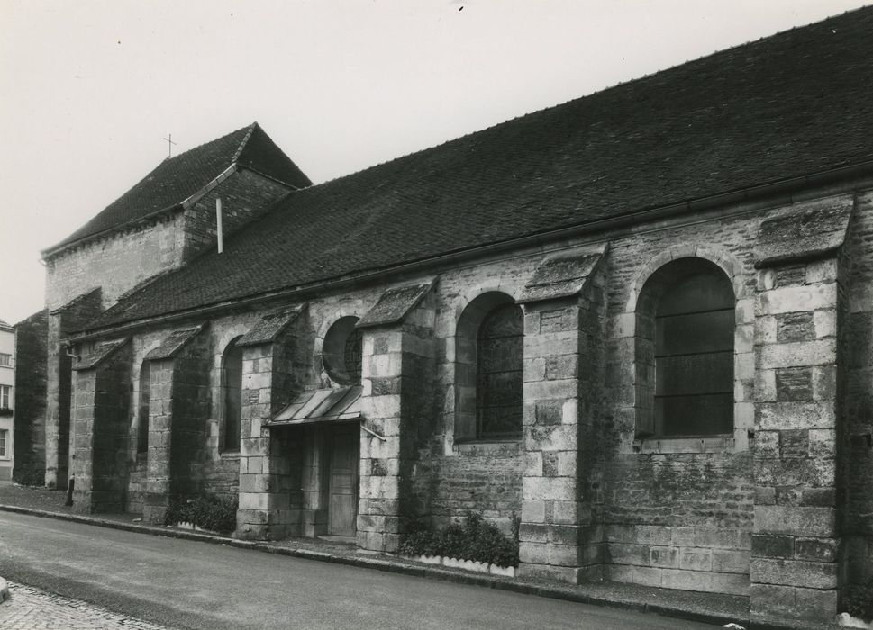 Eglise Saint-Barthélémy : Façade latérale nord, vue générale