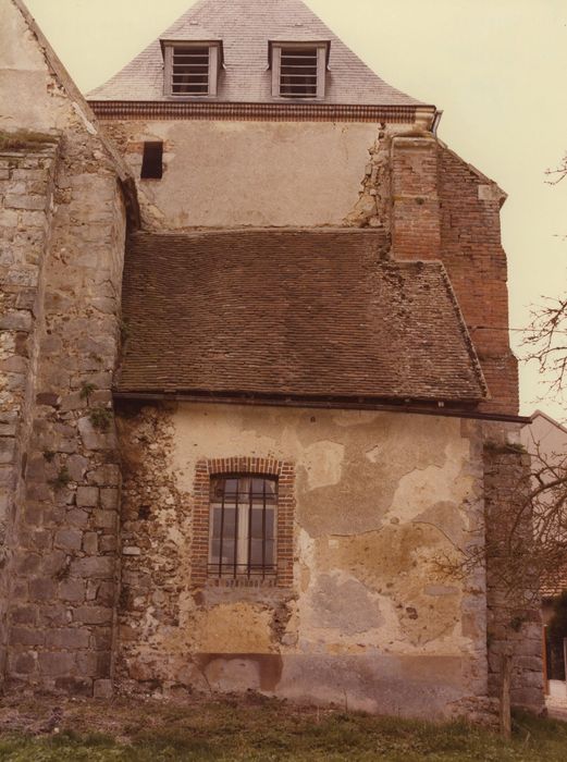 Eglise Notre-Dame de l'Annonciation : Sacristie accolée au mur est du clocher, vue générale