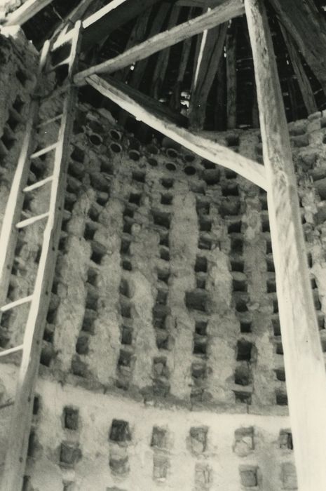 Château : Pigeonnier, détail des trous de boulins