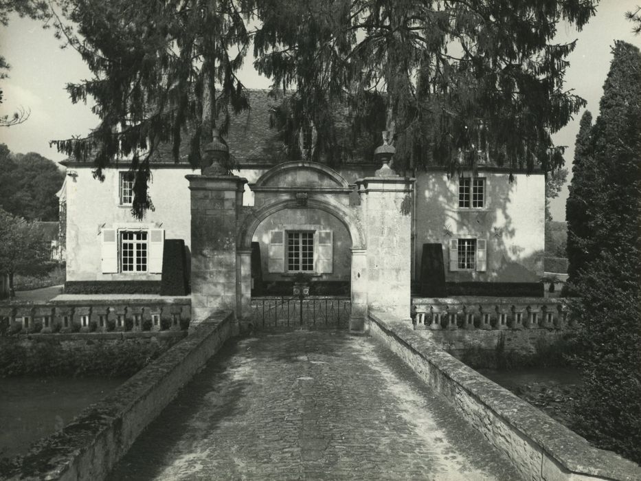 Château d'Avigneau : Porche d’accès est, vue générale