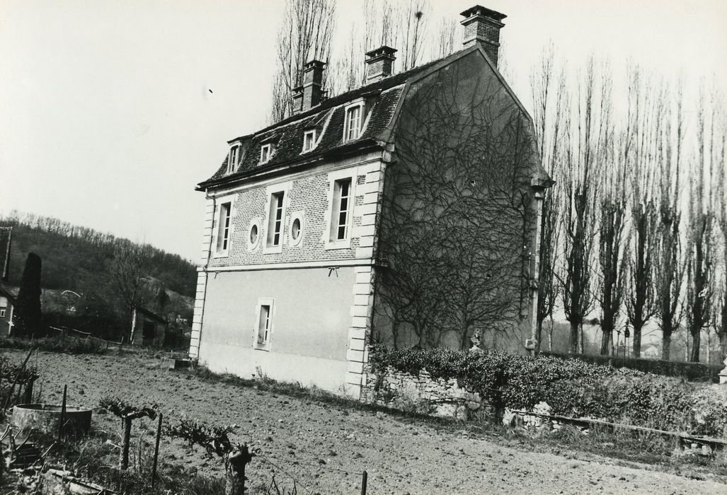 Château d'Avigneau : Bâtiment nord, façades sud et ouest, vue générale