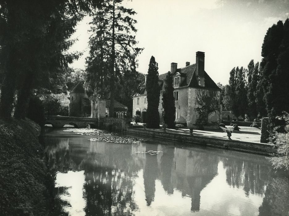 Château d'Avigneau : Vue générale du château depuis l’Est