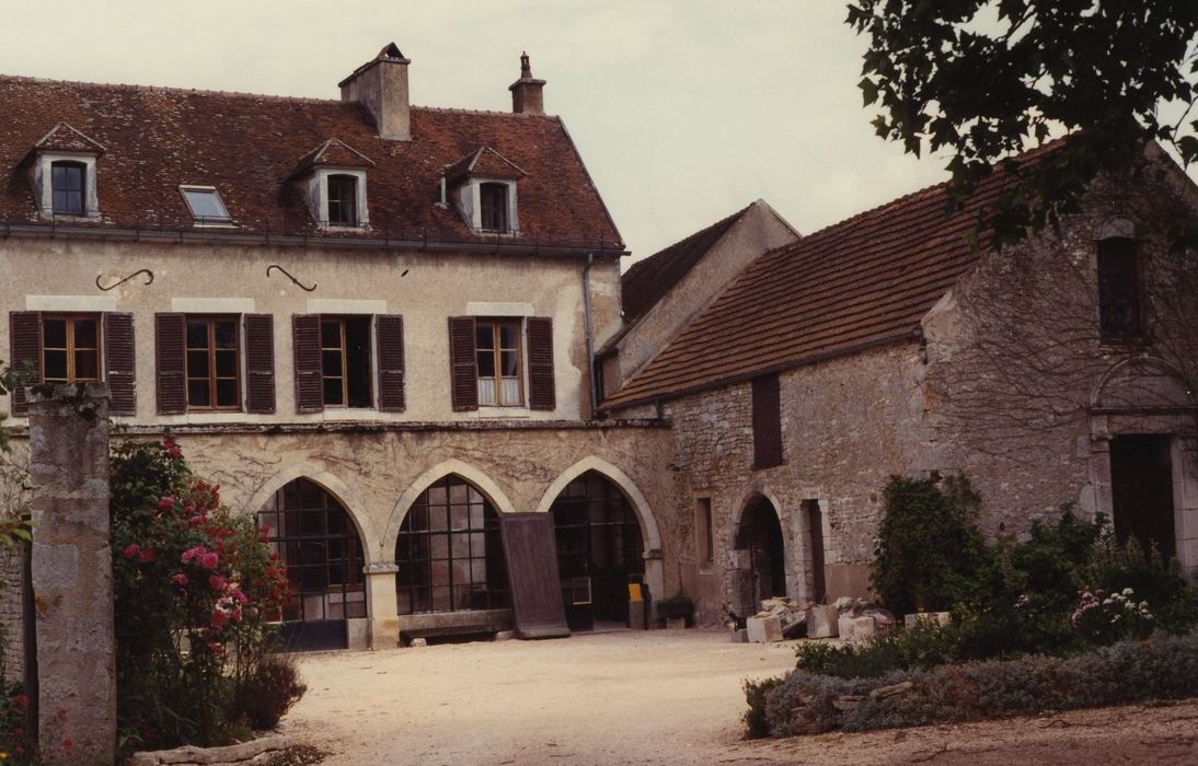 Prieuré de Cours : Façade sud, vue partielle