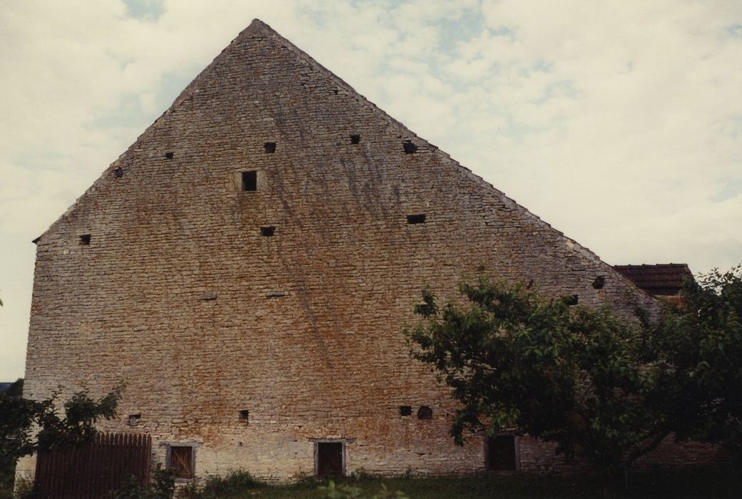 Prieuré de Cours : Pignon ouest, vue générale