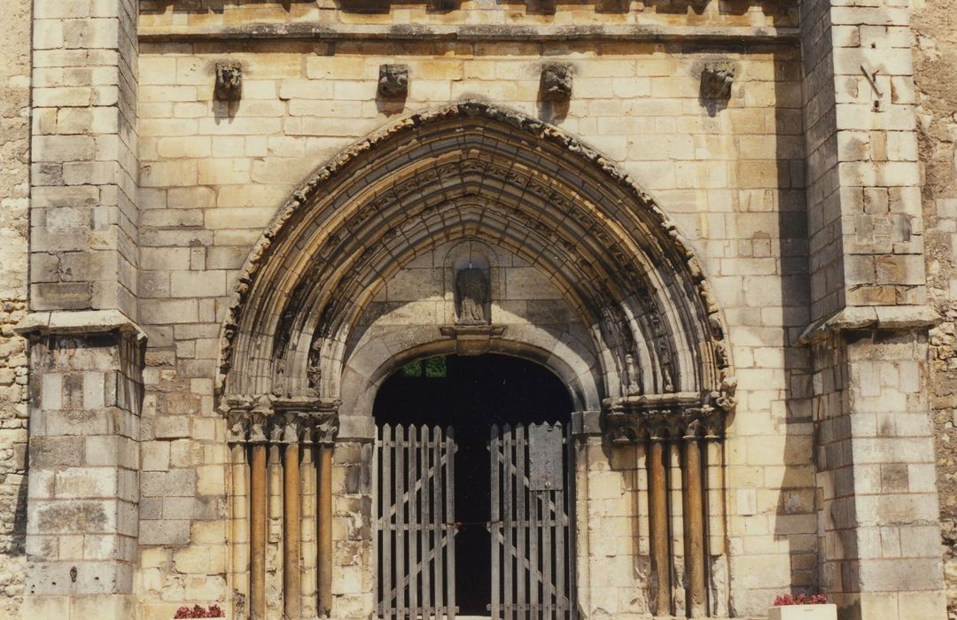 Eglise Saint-Phal : Portail occidental, vue générale