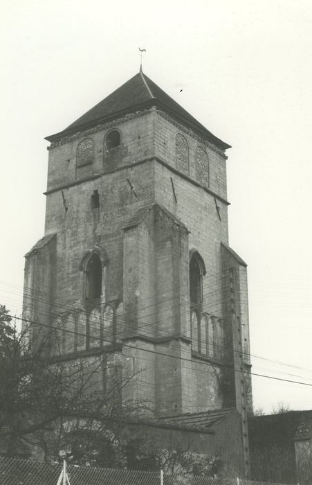 Eglise Saint-Phal : Clocher ruiné, vue générale