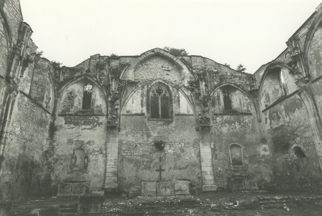 Eglise Saint-Phal : Clocher ruiné, vue générale