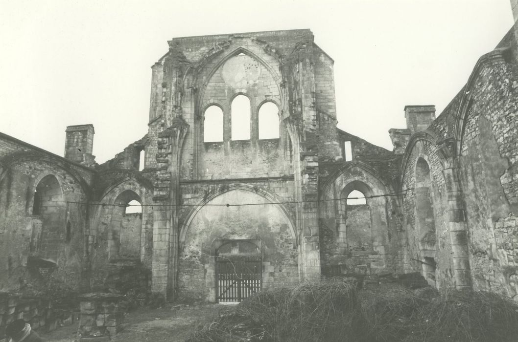 Eglise Saint-Phal : Nef ruinée, vue générale