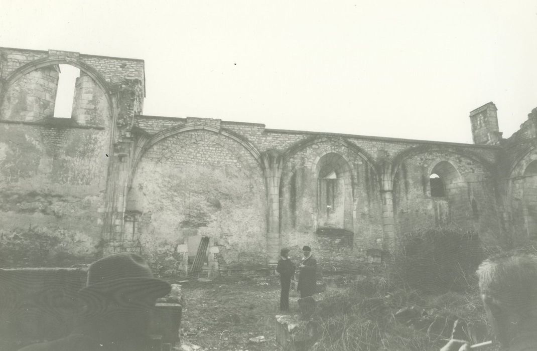 Eglise Saint-Phal : Nef ruinée, mur sud, vu egénérale