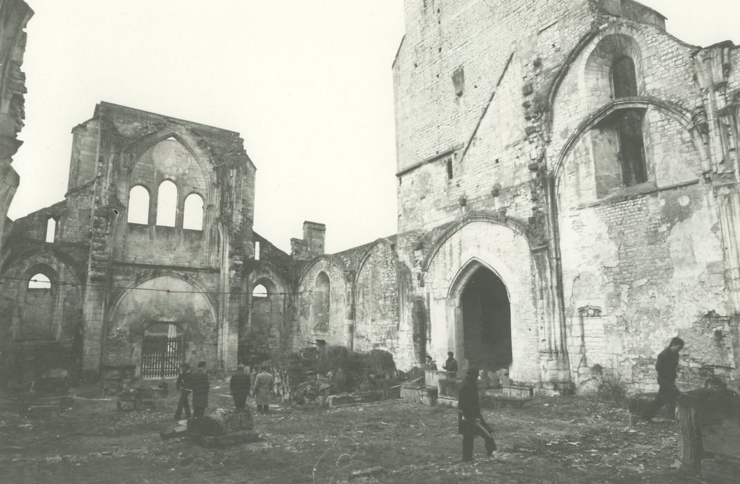 Eglise Saint-Phal : Nef ruinée, vue générale