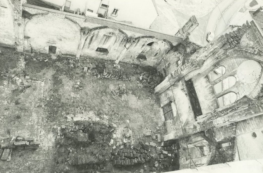 Eglise Saint-Phal : Nef ruinée, vue générale