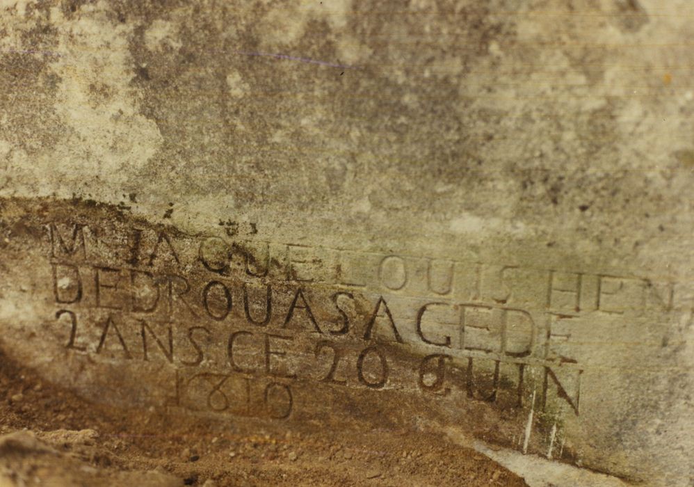 Manoir de la Tuilerie : Détail de l’inscription de fondation sur un des murs des douves