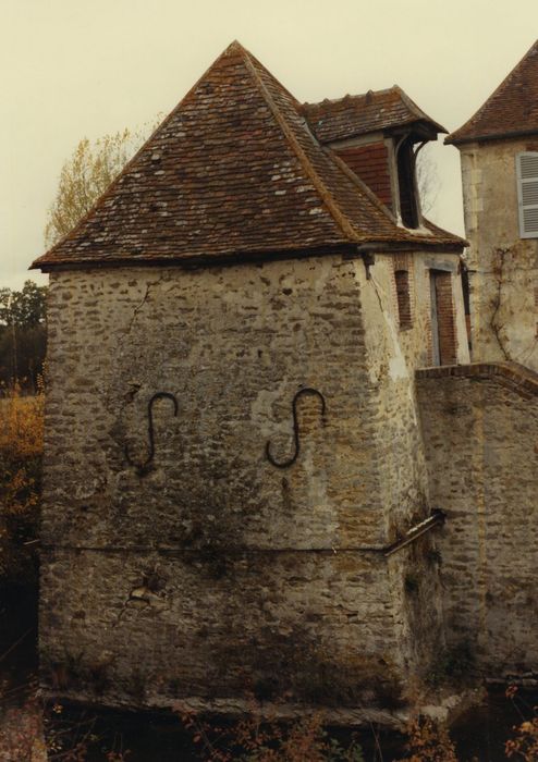 Manoir de la Tuilerie : Pavillon d’angle sud-ouest, façades sud et est, vue générale