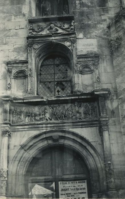 Eglise Saint-André : Portail occidental gauche, vue partielle