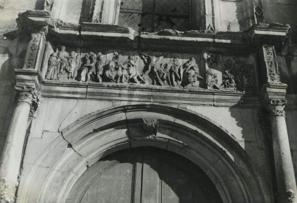 Eglise Saint-André : Portail occidental gauche, vue partielle