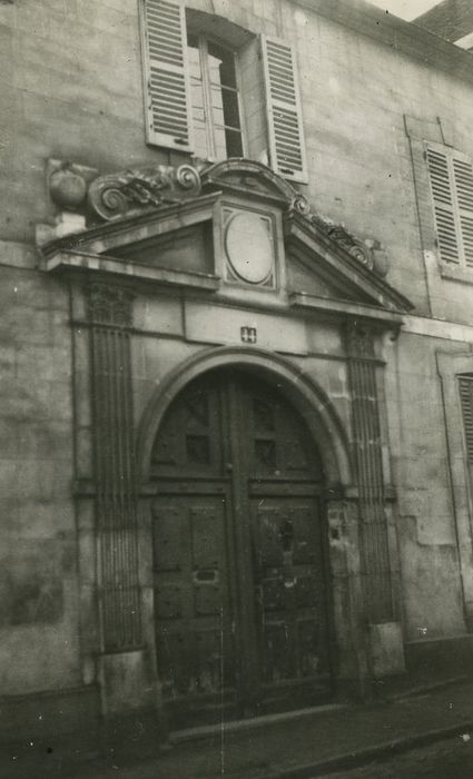 Immeuble : Portail sur rue, vue générale