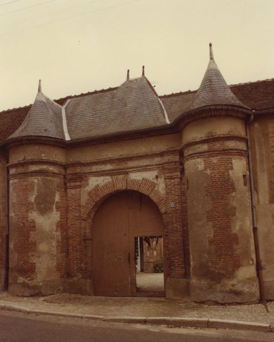 Maison Puynesge : Portail sur rue, vue générale