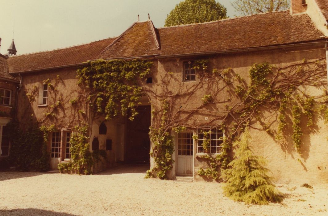 Maison Puynesge : Cour, façade sud, vue générale