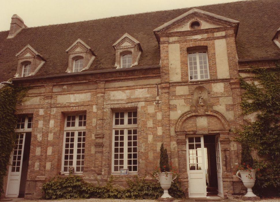 Maison Puynesge : Cour, façade nord du logis, vue partielle