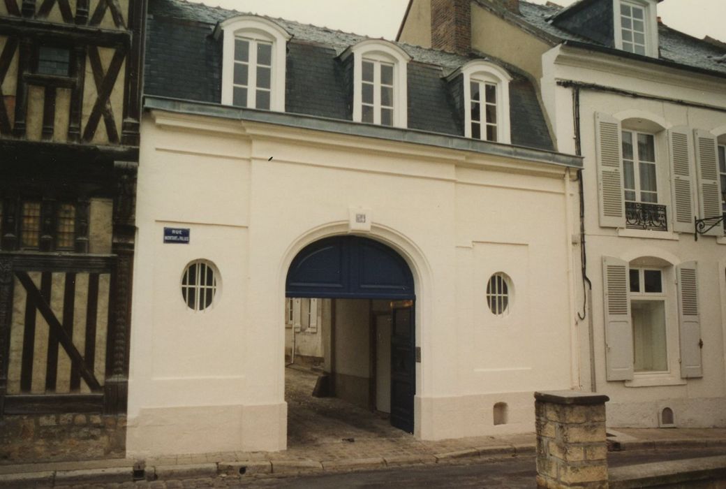 Hôtel (ancien) : Portail sur rue, vue générale