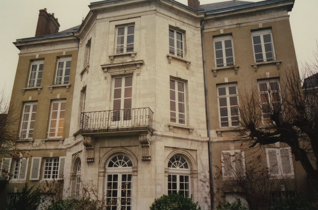 Hôtel (ancien) : Façade sud-ouest, vue générale