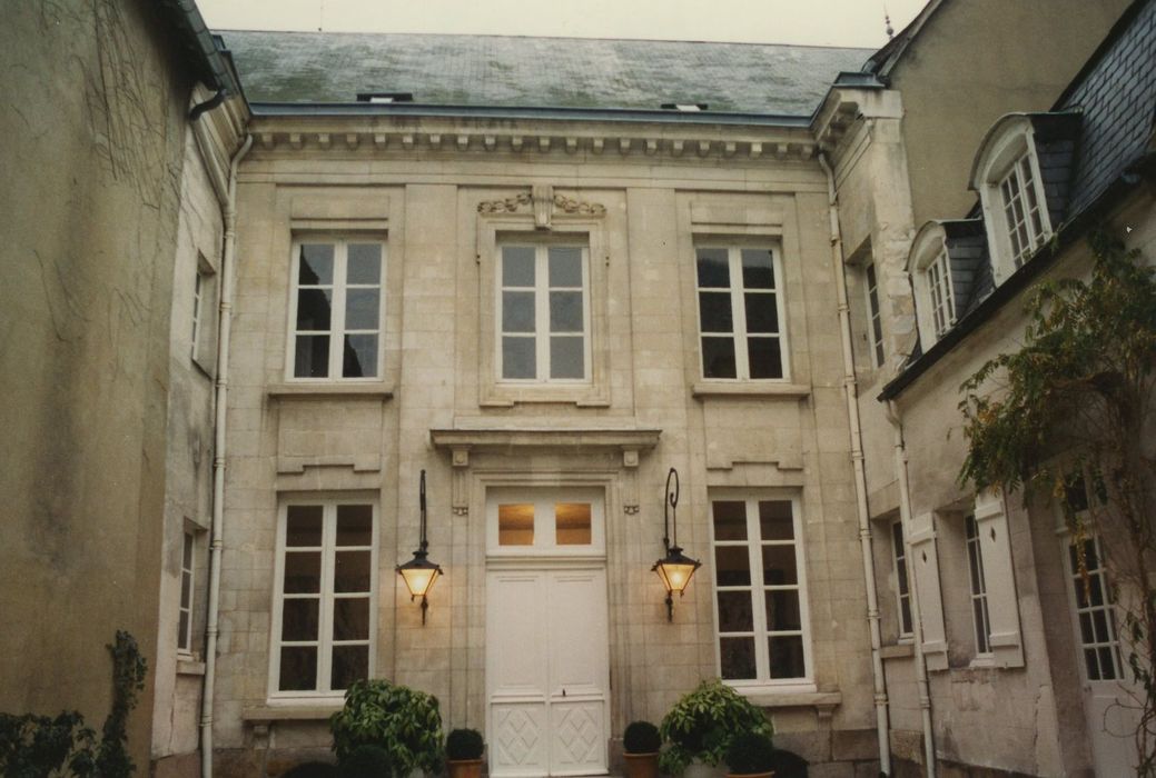 Hôtel (ancien) : Cour intérieure, vue générale de façade du logis