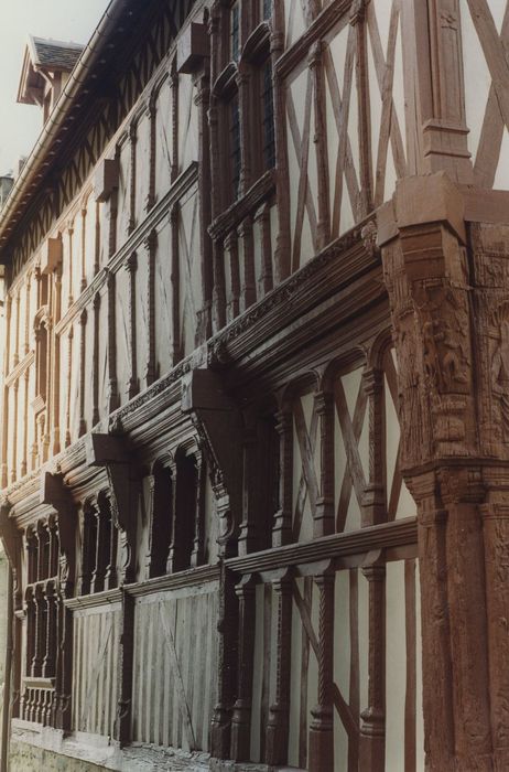 Maison du bailli : Façade latérale sur rue, vue générale