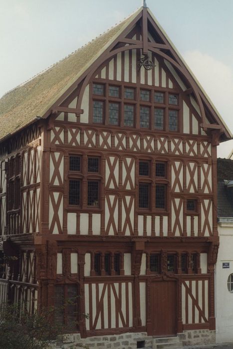 Maison du bailli : Façade sur la place, vue générale