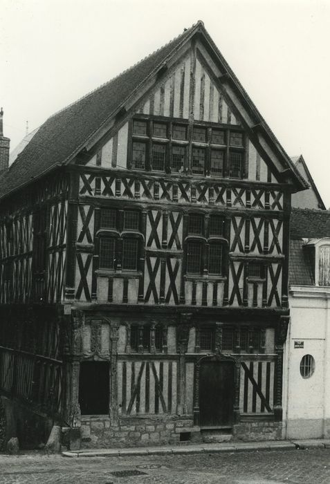 Maison du bailli : Façade sur la place, vue générale