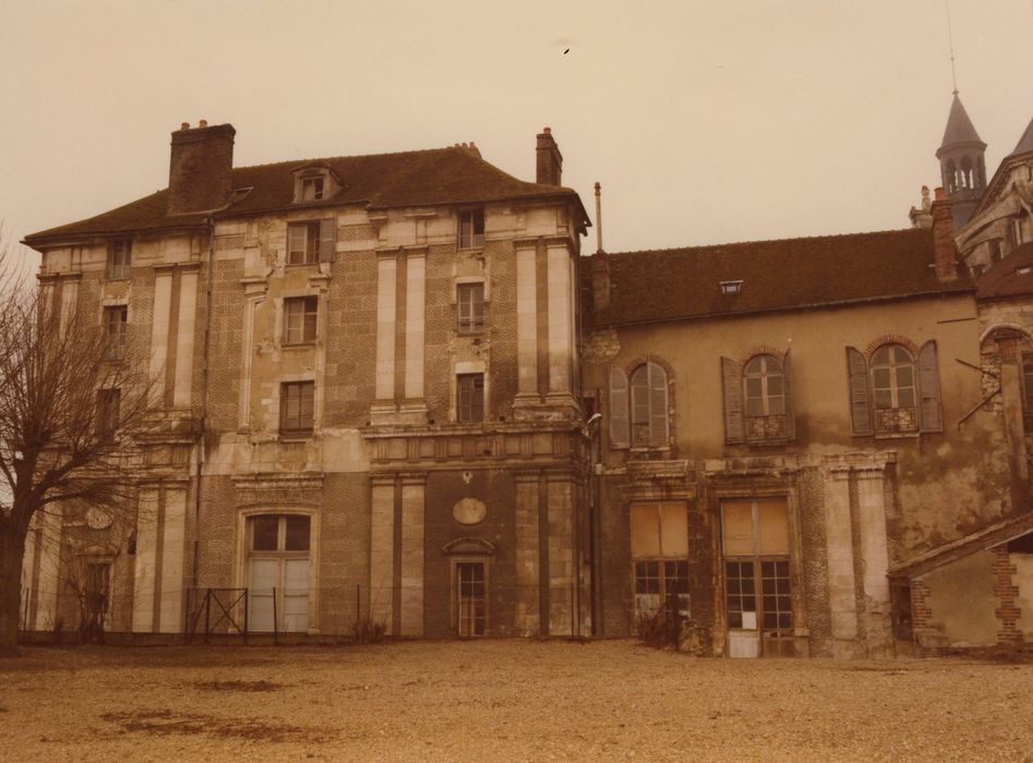 Ancien château des Comtes de Gondi : Pavillon, façade est, vue générale