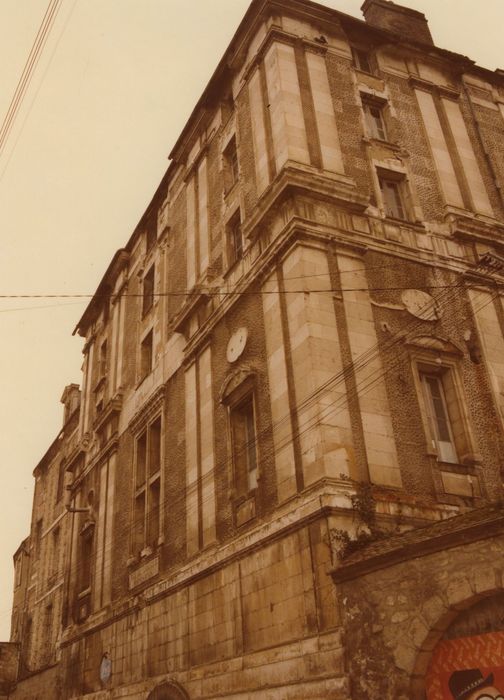 Ancien château des Comtes de Gondi : Pavillon, façades sud et est, vue partielle