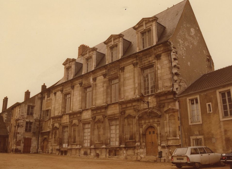 Ancien château des Comtes de Gondi : Façade nord, vue générale