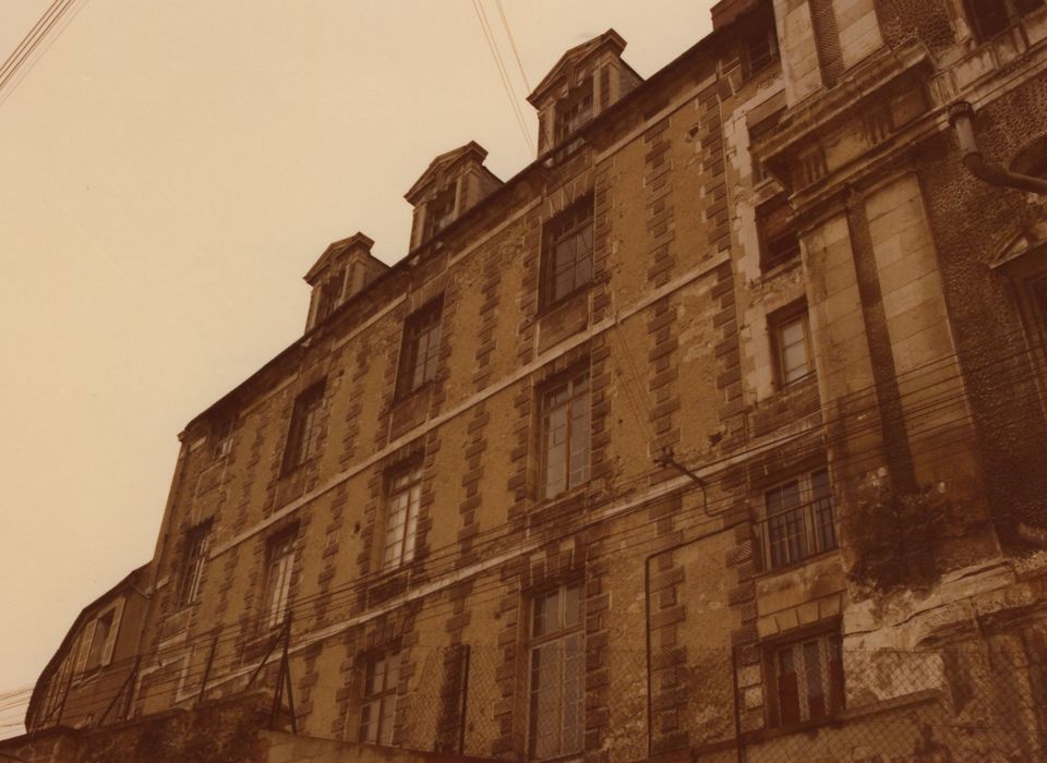 Ancien château des Comtes de Gondi : Façade sudd, vue générale