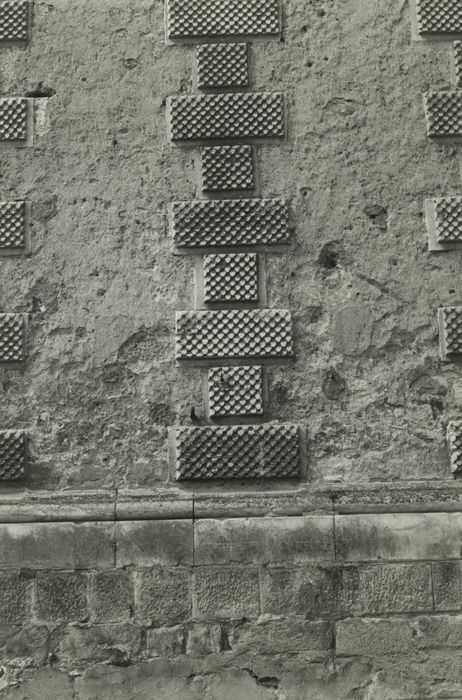 Ancien château des Comtes de Gondi : Façade sud, détail des maçonneries (bossages en harpe)