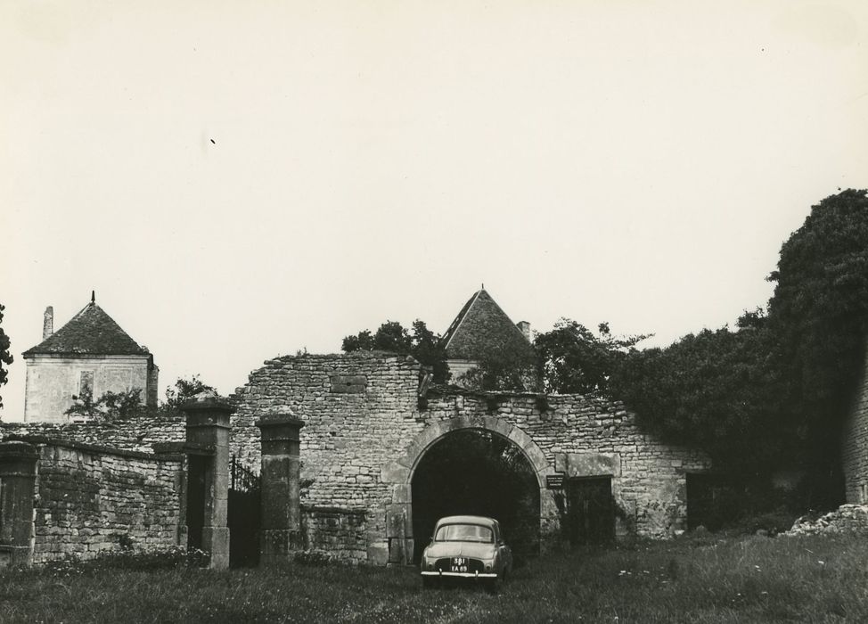 Château (restes) : Portail d’accès à la cour, élévation sud-est, vue générale