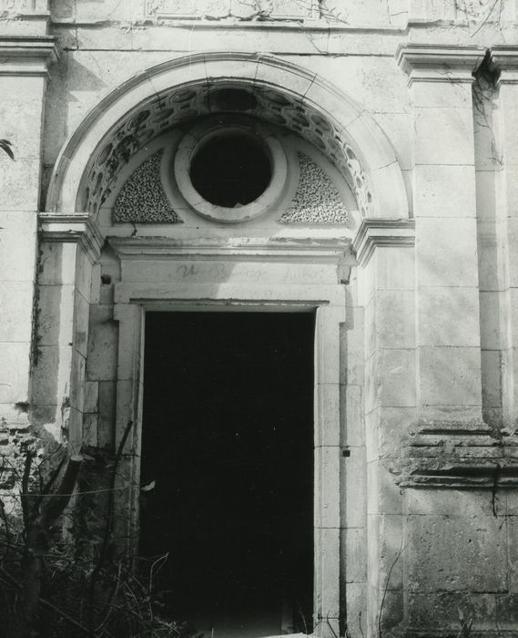 Château (restes) : Façade sud-est, détail de la porte d’accès au corps de logis principal