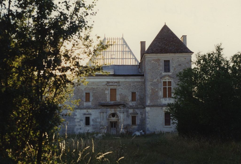 Château (restes) : Façade sud-est, vue partielle