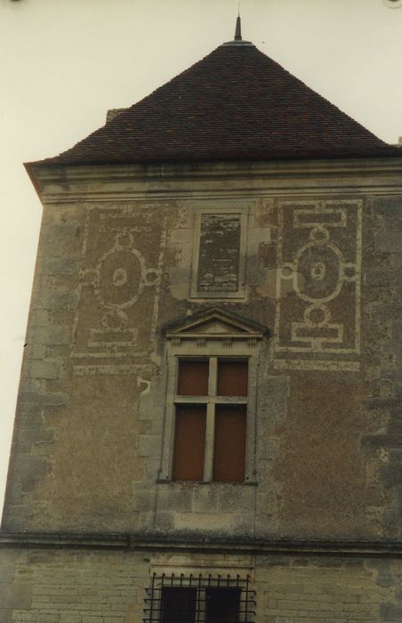 Château (restes) : Pavillon sud, façade sud-est, vue partielle