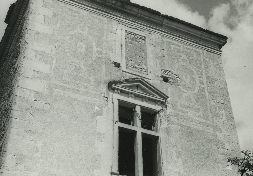 Château (restes) : Pavillon sud, façade sud-est, vue partielle