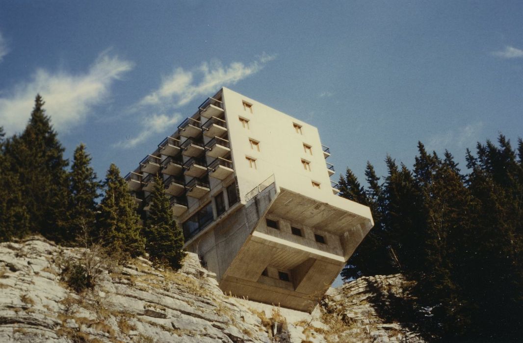 Station de Flaine : Hôtel Le Flaine, façades sud et ouest, vue partielle