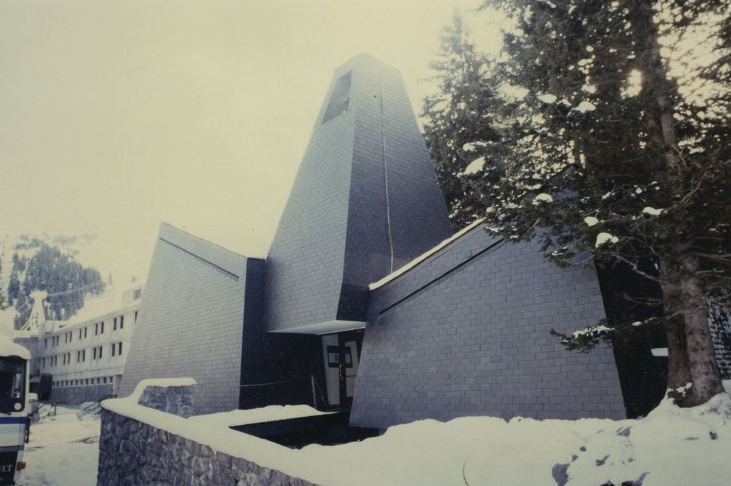 Chapelle oecuménique de Flaine :Façade nord, vue générale