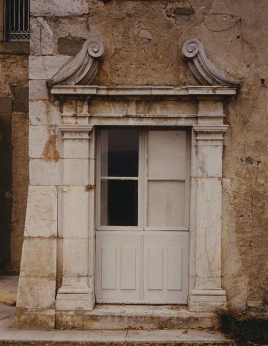 Château de Loëx : Façade sud, détail de la porte d’accès