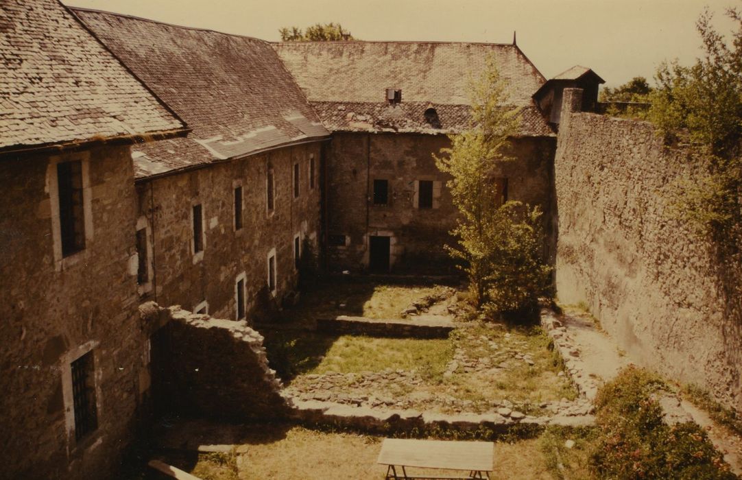 Château comtal : Cour ouest, ailes sud et ouest, façades nord et est, vue générale