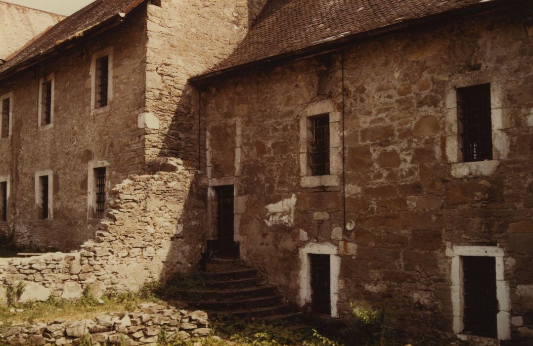 Château comtal : Cour ouest, aile sud, façade nord, vue partielle