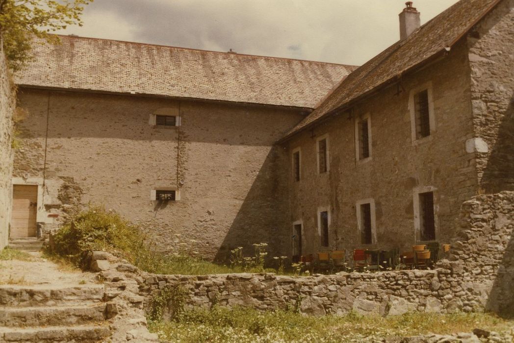 Château comtal : Cour ouest, ailes sud et est, façades nord et ouest, vue partielle