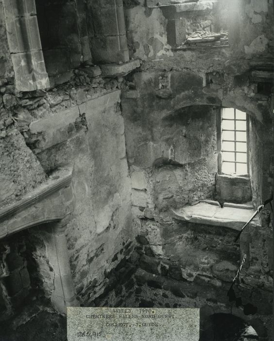 Château d'Avully (ruines) : Salles nord-ouest, vue partielle des pièces ruinées