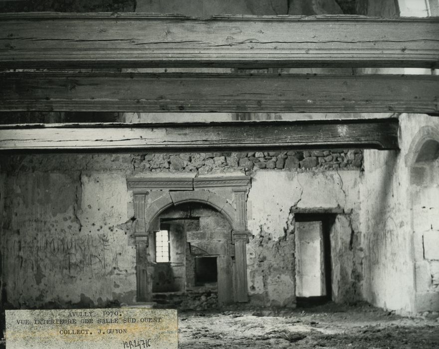 Château d'Avully (ruines) : Grande salle sud-ouest, vue partielle