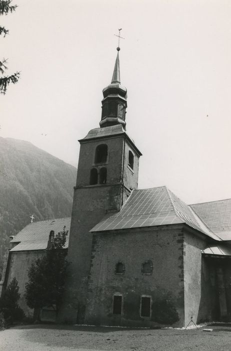 Eglise Saint-Michel : Façade latérale nord, vue partielle