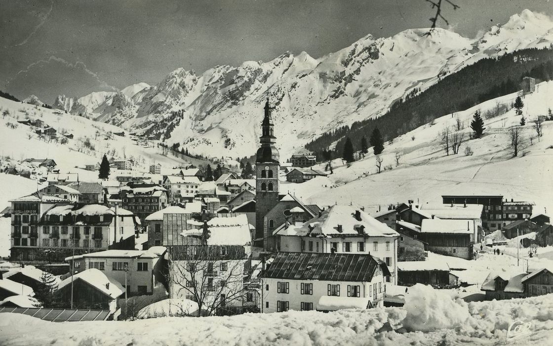 Eglise Saint-Nicolas : Vue générale de l’église dans son environnement depuis l’Est