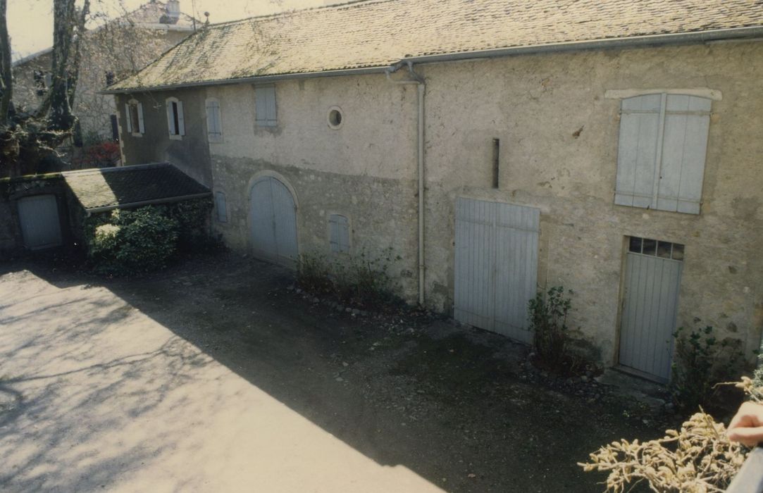 Manoir Chapuis : Communs, façade nord sur cour, vue générale